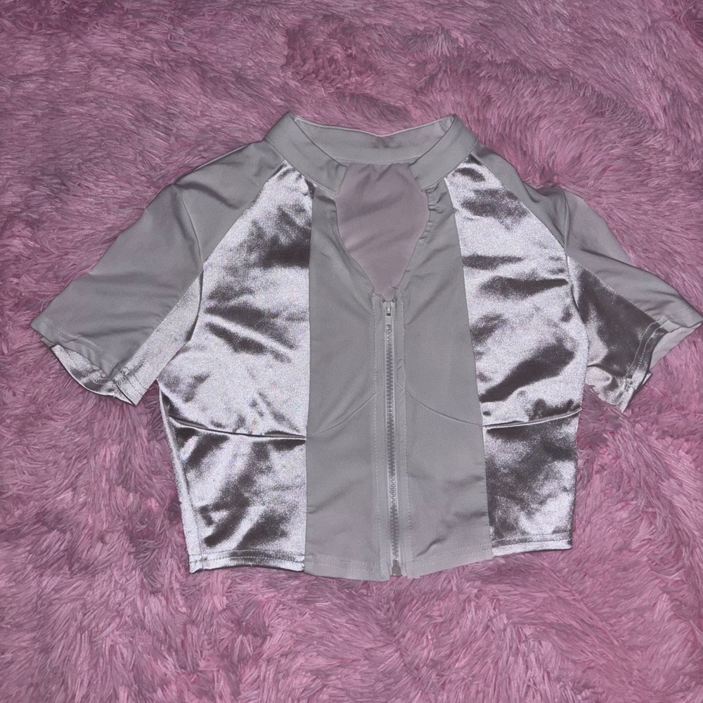 White Short Sleeve Zip Up Crop Top - Size medium